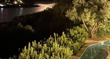 Stylish Villa with large swimming pool, great sea views, fully airconditioned