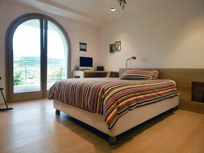 5 chambres, bureau, fer et planche à repasser, lit parapluie