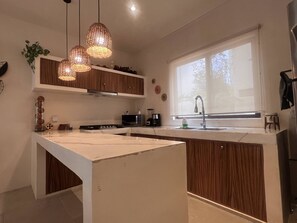 Refrigerador, microondas, horno y cafetera y tetera 