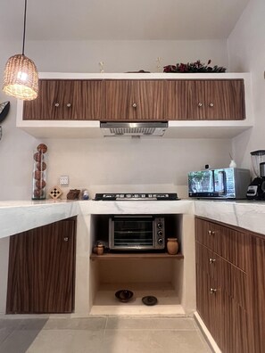 Fridge, microwave, oven, coffee/tea maker