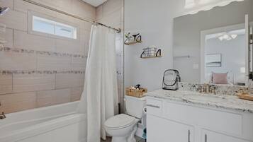 Douche, baignoire à jets, sèche-cheveux, serviettes fournies