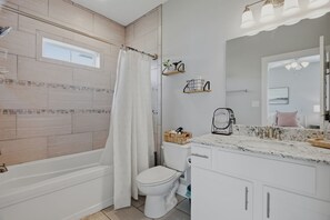 Een douche, een bubbelbad, een haardroger, handdoeken