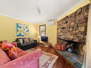 TV, fireplace, stereo - Kookaburra Retreat | Dog Friendly | Forest View (Redgate)