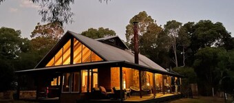 Kookaburra Retreat | Dog Friendly | Forest Views