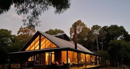 Kookaburra Retreat | Dog Friendly | Forest Views