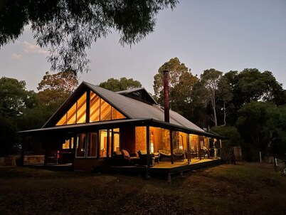 Kookaburra Retreat | Dog Friendly | Forest Views