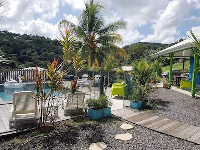 Villa F3 in the heart of the island, with swimming pool and Creole garden