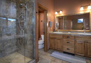 Douche, séchoir à cheveux, shampooing