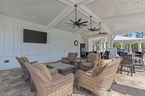 Outdoor dining - Beach Bliss 30A Naturewalk-3 KINGS, 2 pools, Pond Views! Pickleball, 6 free bikes, low fees! (Santa Rosa Beach)