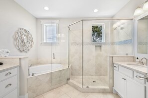 Combined shower/tub, hair dryer, towels - Beach Bliss 30A-3 KINGS, 2 pools, Pickleball,6 bikes, Opt'l Golf Cart, Low fees! (Santa Rosa Beach)
