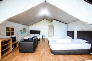 Signature Quadruple Room | Desk, travel cot, free WiFi - Miracle Signature Hills (Ciater)