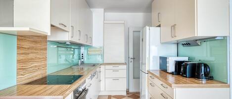 ثلاجة، ميكروويف، فرن، موقد طهي مسطح