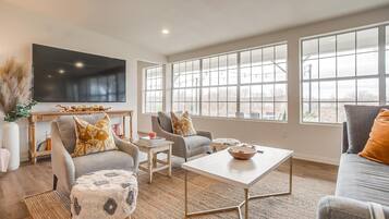 Smart TV, futbolito, mesa de ping pong, estéreo