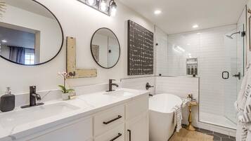 Combined shower/bathtub, towels