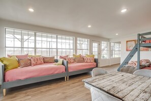 7 dormitorios, escritorio, tabla de planchar con plancha y cuna de viaje