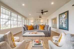 Una Smart TV, un futbolín, una mesa de tenis de mesa