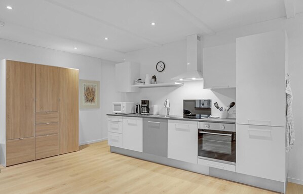 Réfrigérateur, plaque de cuisson, lave-vaisselle, cafetière/bouilloire