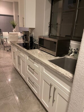 Frigorifero, microonde, macchina per tè/caffè, bollitore elettrico