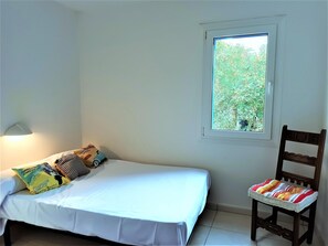 2 habitaciones y tabla de planchar con plancha 