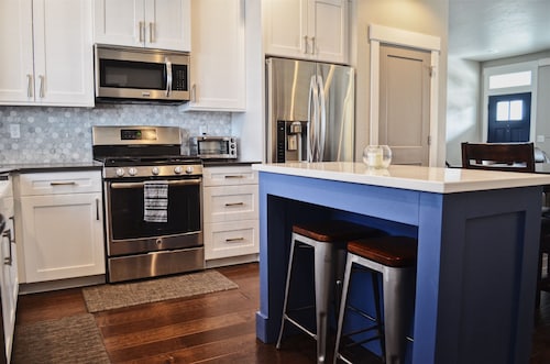 Beautiful & clean 2 Bed/2 bath home in downtown Meridian!