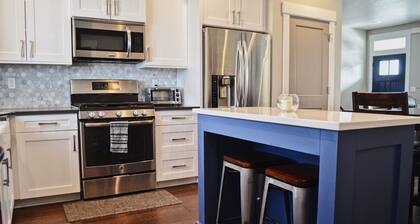 Beautiful & clean 2 Bed/2 bath home in downtown Meridian!