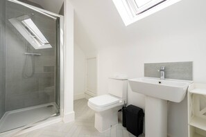 Shower, towels - Modern Apartment, Castle View Rochester, England (Rochester)