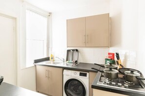 Fridge, microwave, oven, stovetop - 3 Bed House - Sleeps 7 - Garden - Parking - Wifi (Liverpool)