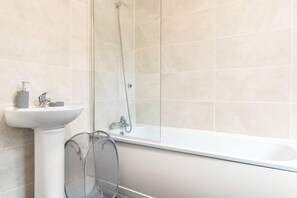 Combined shower/bathtub, towels - 3 Bed House - Sleeps 7 - Garden - Parking - Wifi (Liverpool)