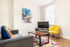 TV - 3 Bed House - Sleeps 7 - Garden - Parking - Wifi (Liverpool)