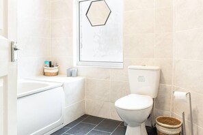 Combined shower/bathtub, towels - 3 Bed House - Sleeps 7 - Garden - Parking - Wifi (Liverpool)