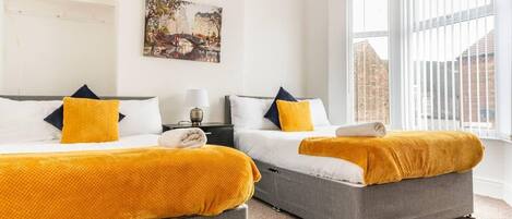 4 bedrooms, iron/ironing board, WiFi, bed sheets