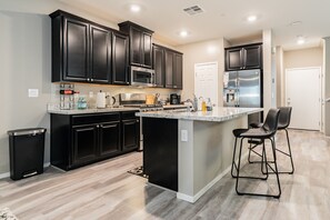 Frigorifero, microonde, forno, piano cottura