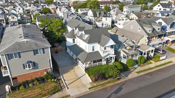 Un barrio residencial con casas que tienen techos a dos aguas y porches delanteros.