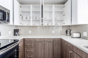 Jääkaappi, mikroaaltouuni, uuni, astianpesukone