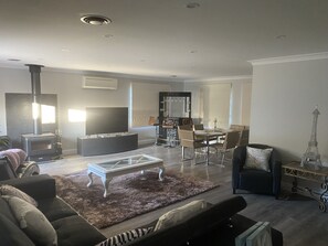 Smart TV, fireplace, computer monitors - Tranquil Retreat with Stunning Mountain and Country Views –Your Perfect Getaway! (Bundanoon)