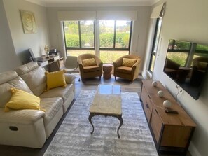 Smart TV, fireplace, computer monitors - Tranquil Retreat with Stunning Mountain and Country Views –Your Perfect Getaway! (Bundanoon)