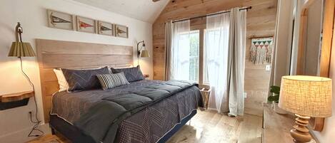 1 dormitori, planxa i posts de planxar i un bressol de viatge