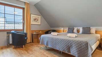 4 bedrooms, iron/ironing board, free WiFi, bed sheets