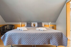 4 bedrooms, iron/ironing board, free WiFi, bed sheets