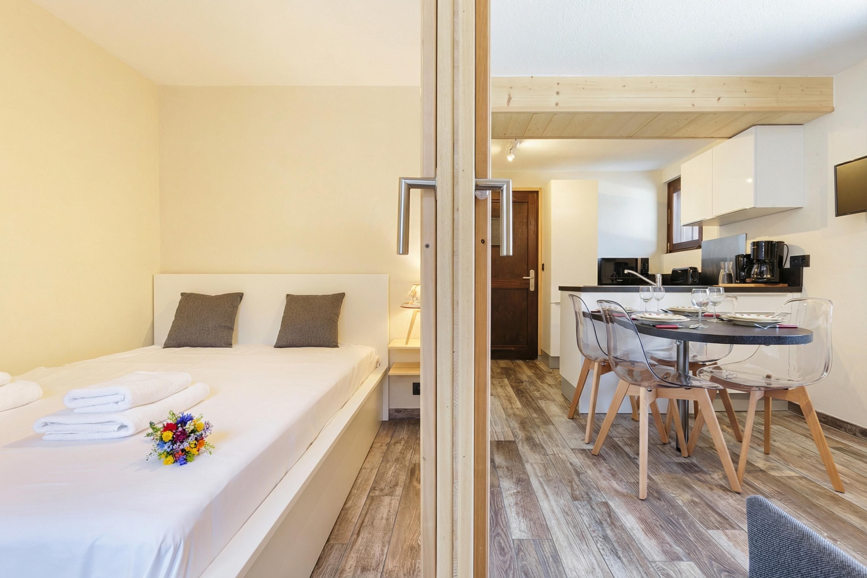 1 bedroom, bed sheets