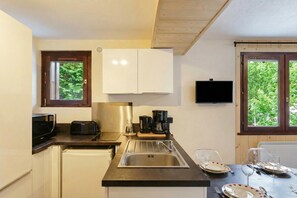 Refrigerador, microondas, parrilla de estufa y cafetera y tetera 