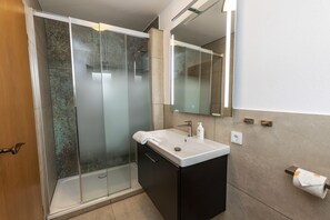 Dusche, Haartrockner, Handtücher