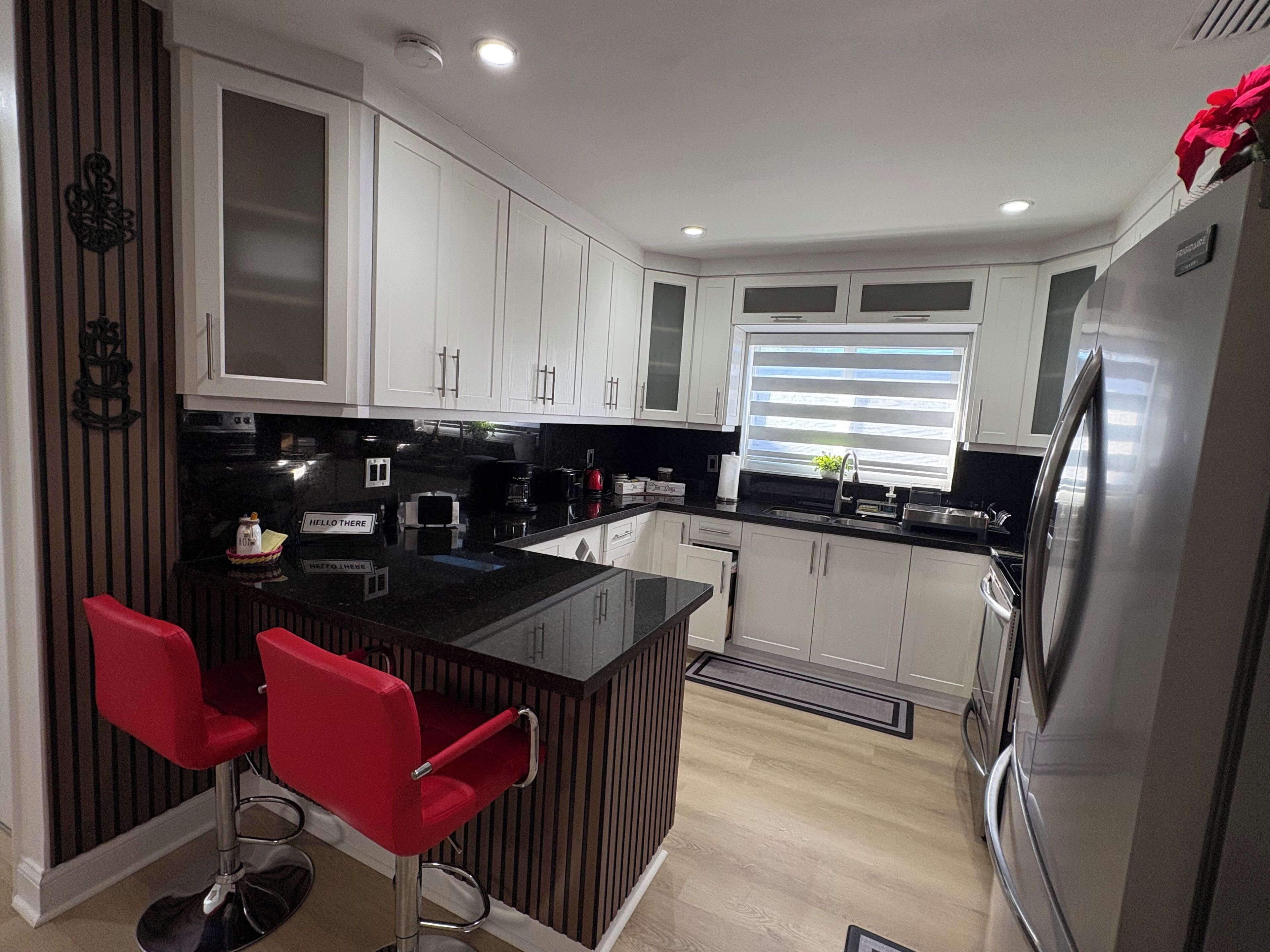 Réfrigérateur, micro-ondes, four, plaque de cuisson