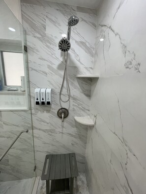 Hair dryer, towels, soap, shampoo - • Modern Miami Apartment / Family-Friendly (Miami)