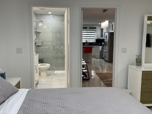 1 camera, una scrivania, ferro/asse da stiro, culla da viaggio