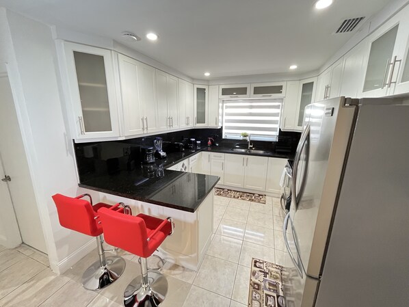 Frigorifero, microonde, forno, piano cottura