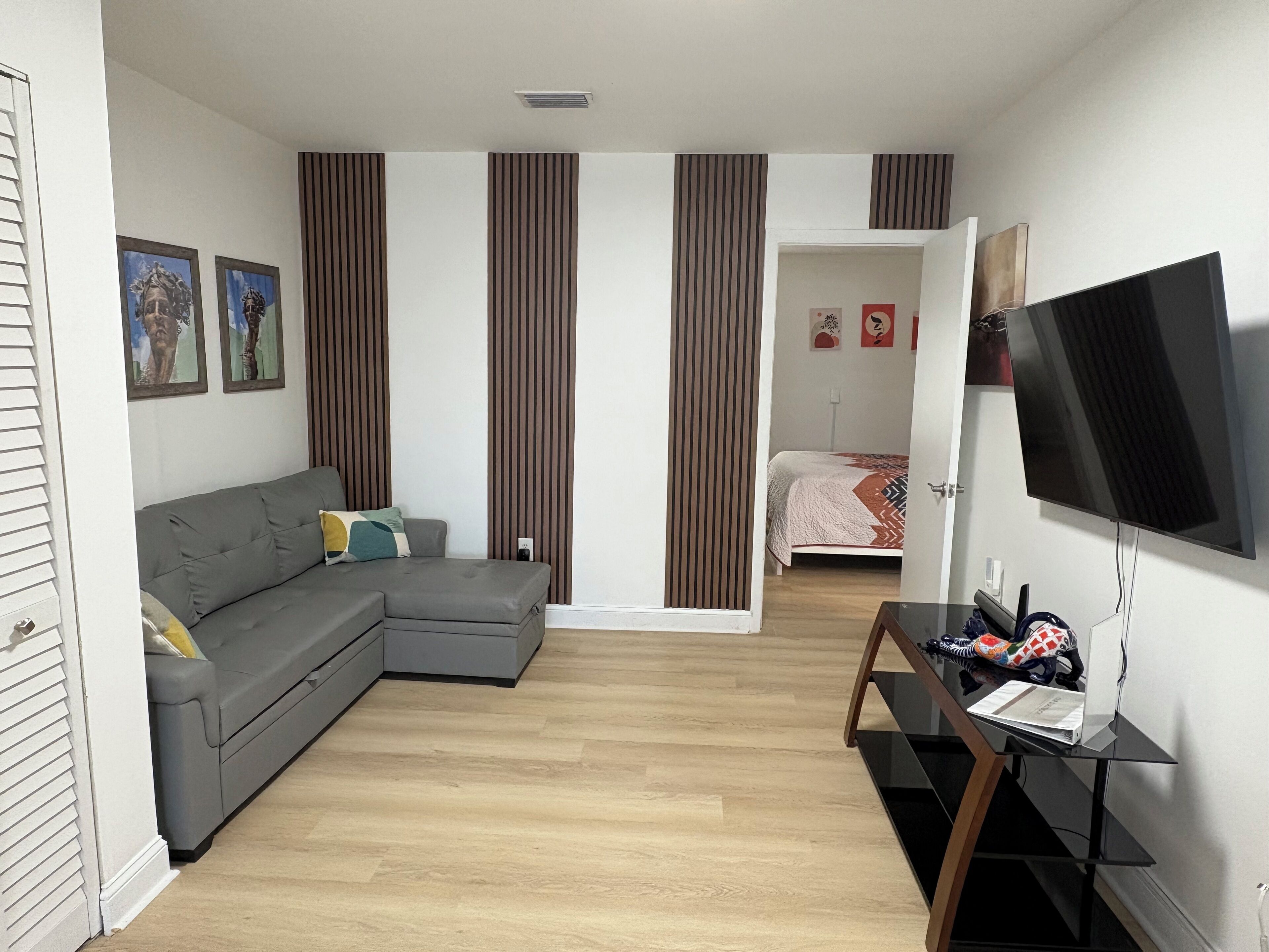 1 chambre, bureau, fer et planche à repasser, lit parapluie