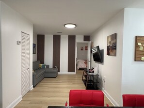 1 bedroom, desk, iron/ironing board, travel crib - • Modern Miami Apartment / Family-Friendly (Miami)