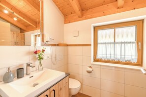 Een douche, een haardroger, handdoeken