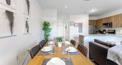 Modern Townhouse | Free Parking & Comfort